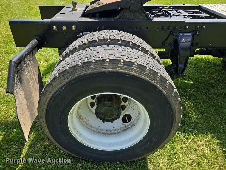 image for item EM7327 2010 Freightliner Business Class M2 semi truck