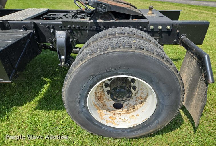 image for item EM7327 2010 Freightliner Business Class M2 semi truck