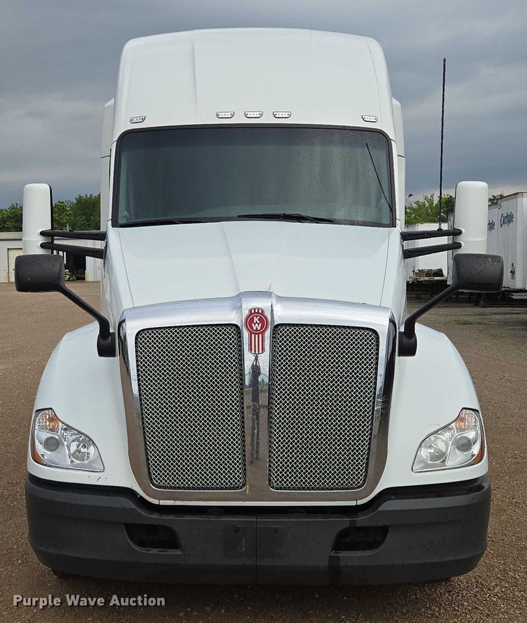 image for item EM7341 2017 Kenworth T680 semi truck