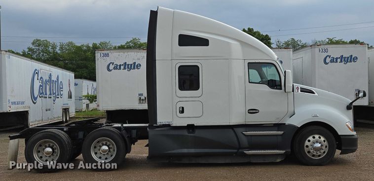 image for item EM7341 2017 Kenworth T680 semi truck