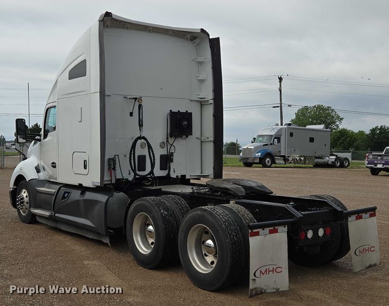 image for item EM7341 2017 Kenworth T680 semi truck