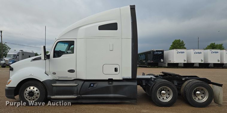 image for item EM7341 2017 Kenworth T680 semi truck