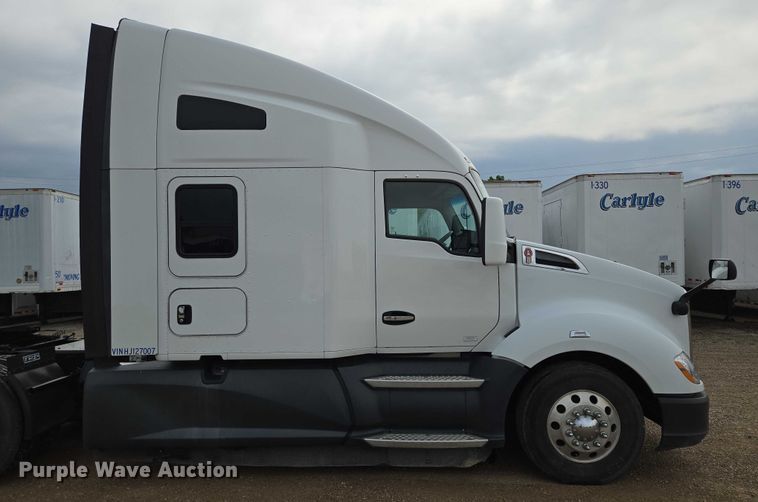 image for item EM7341 2017 Kenworth T680 semi truck
