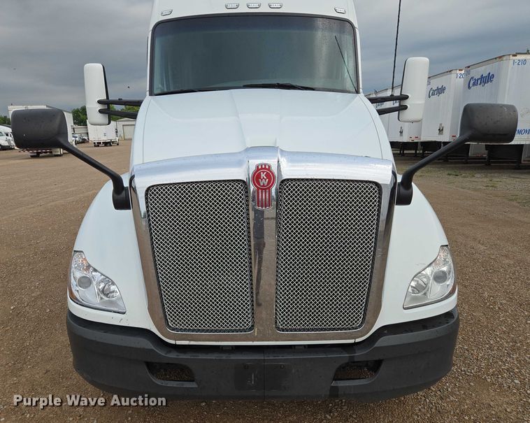 image for item EM7341 2017 Kenworth T680 semi truck