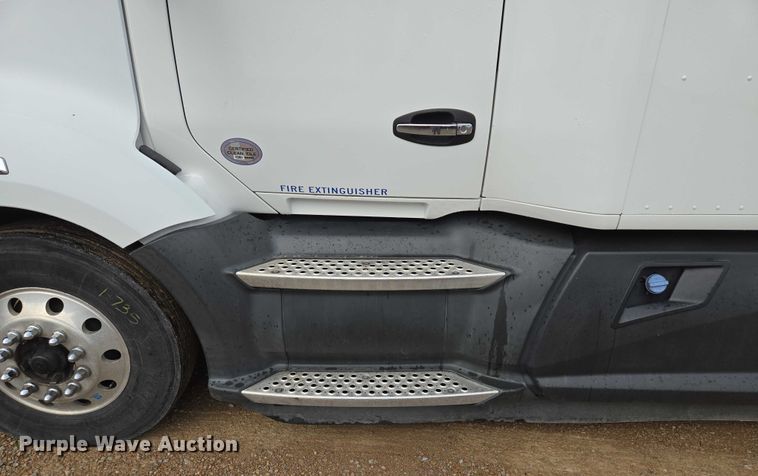 image for item EM7341 2017 Kenworth T680 semi truck