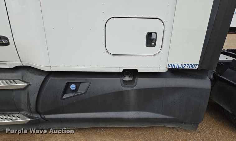 image for item EM7341 2017 Kenworth T680 semi truck