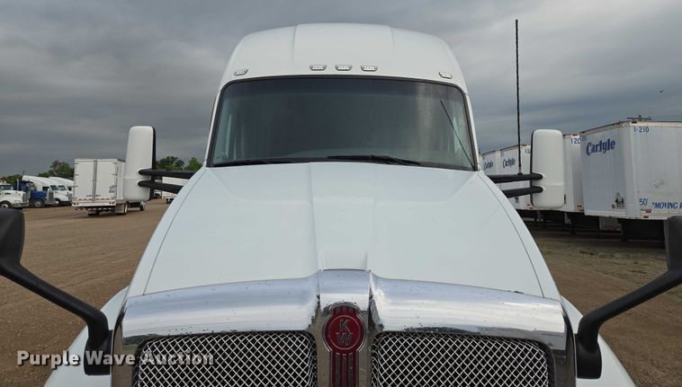 image for item EM7341 2017 Kenworth T680 semi truck
