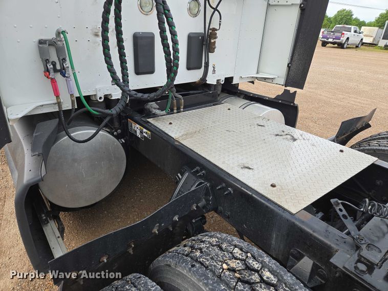 image for item EM7341 2017 Kenworth T680 semi truck