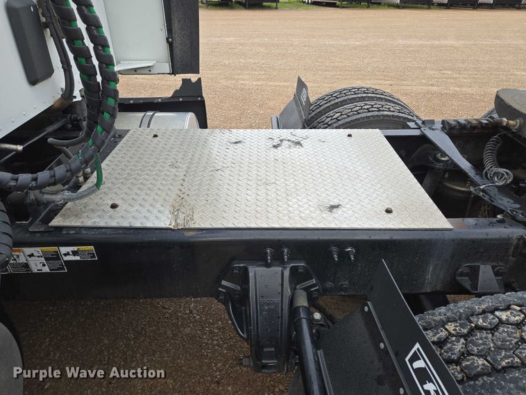 image for item EM7341 2017 Kenworth T680 semi truck