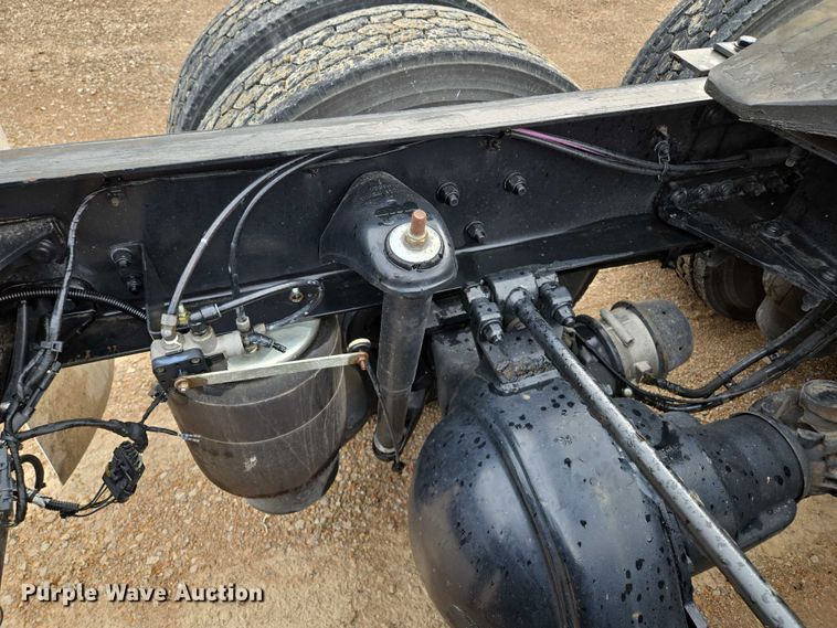 image for item EM7341 2017 Kenworth T680 semi truck