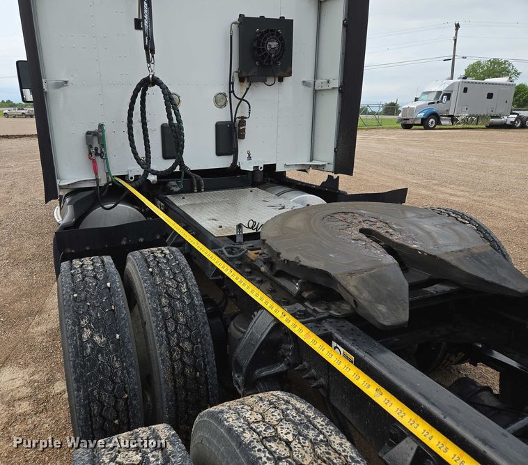 image for item EM7341 2017 Kenworth T680 semi truck