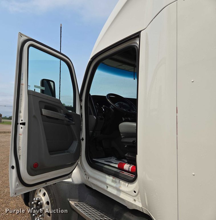 image for item EM7341 2017 Kenworth T680 semi truck