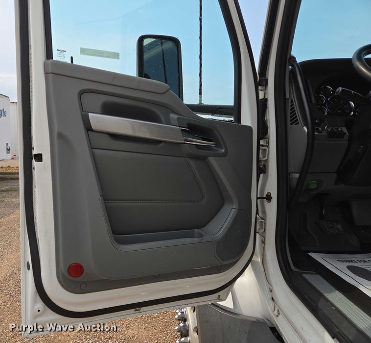 image for item EM7341 2017 Kenworth T680 semi truck