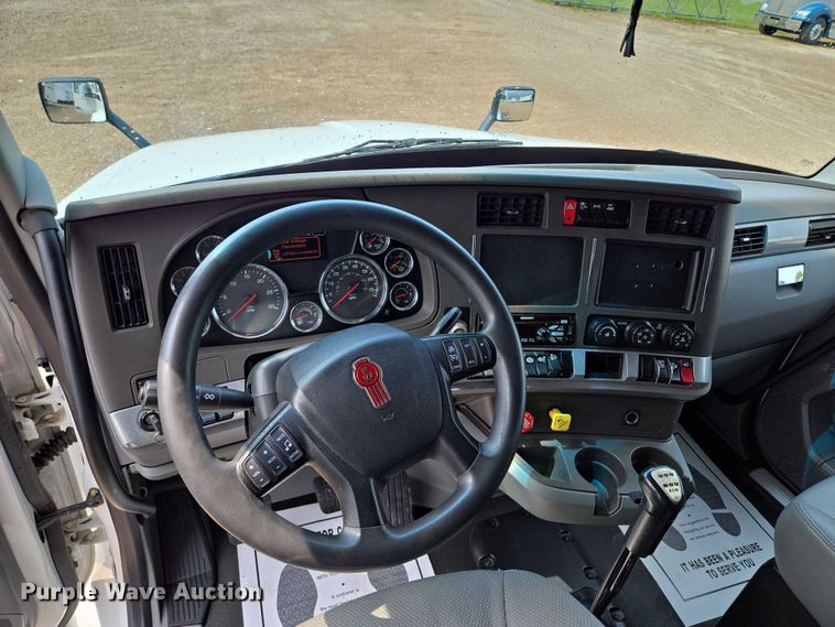 image for item EM7341 2017 Kenworth T680 semi truck