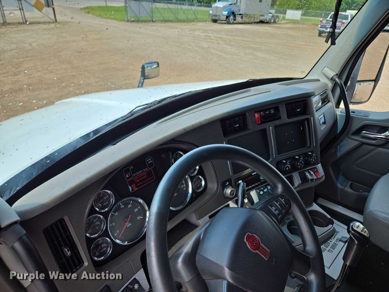 image for item EM7341 2017 Kenworth T680 semi truck