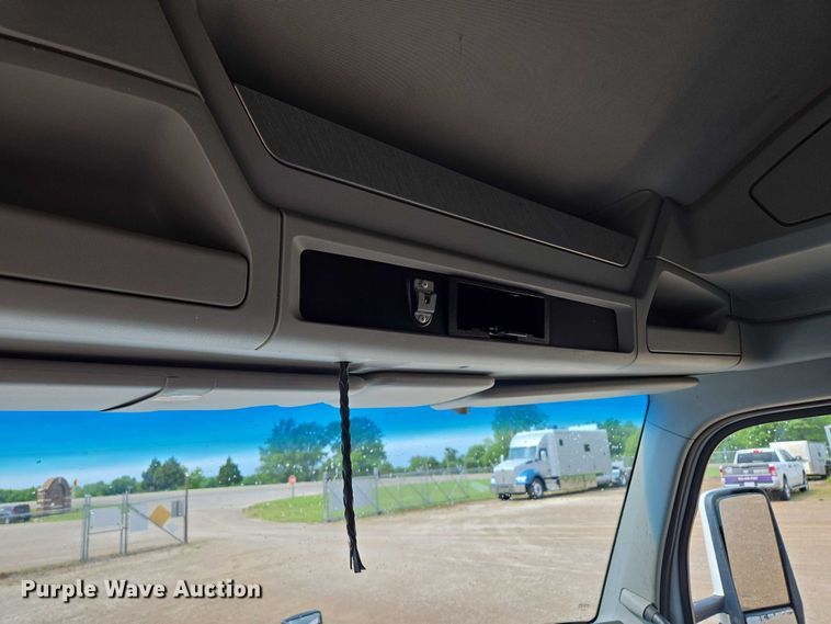 image for item EM7341 2017 Kenworth T680 semi truck