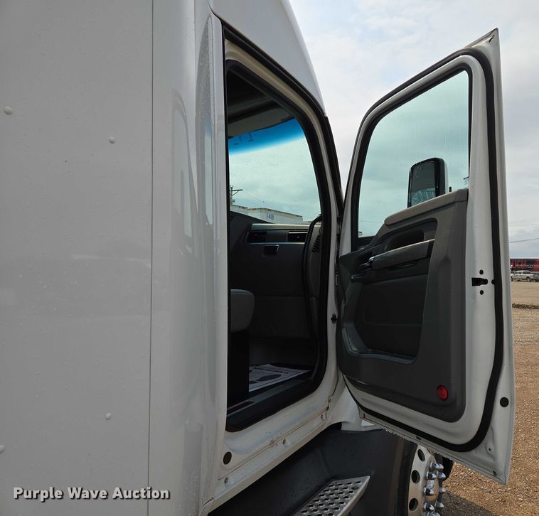 image for item EM7341 2017 Kenworth T680 semi truck