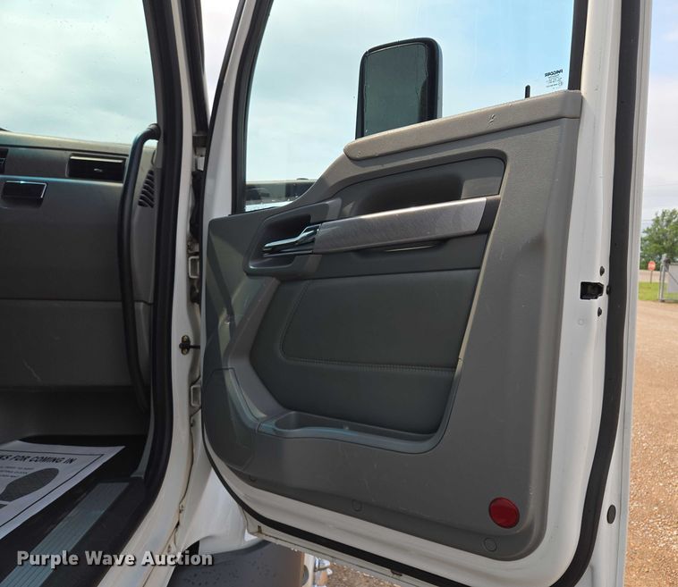 image for item EM7341 2017 Kenworth T680 semi truck