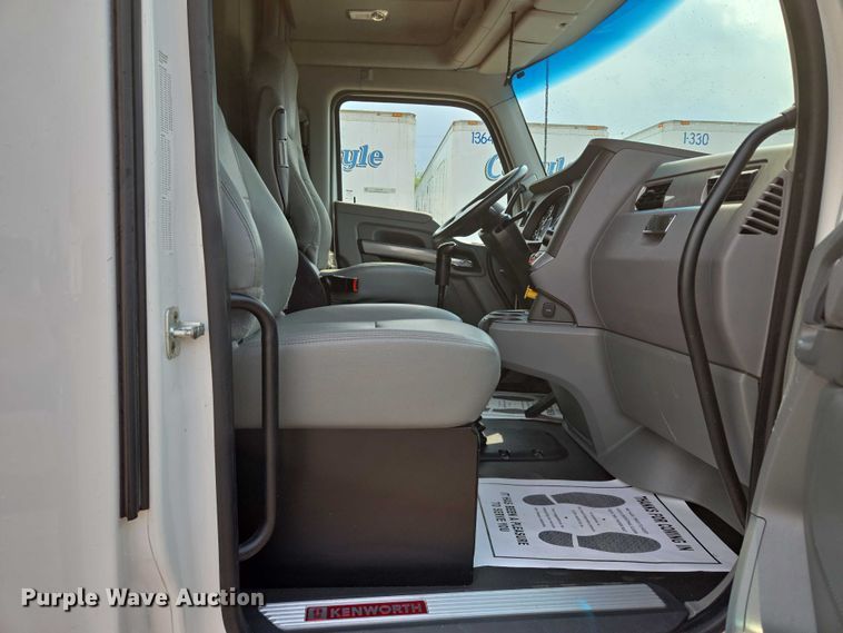 image for item EM7341 2017 Kenworth T680 semi truck