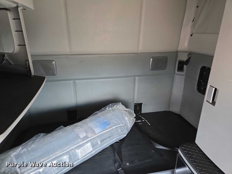 image for item EM7341 2017 Kenworth T680 semi truck