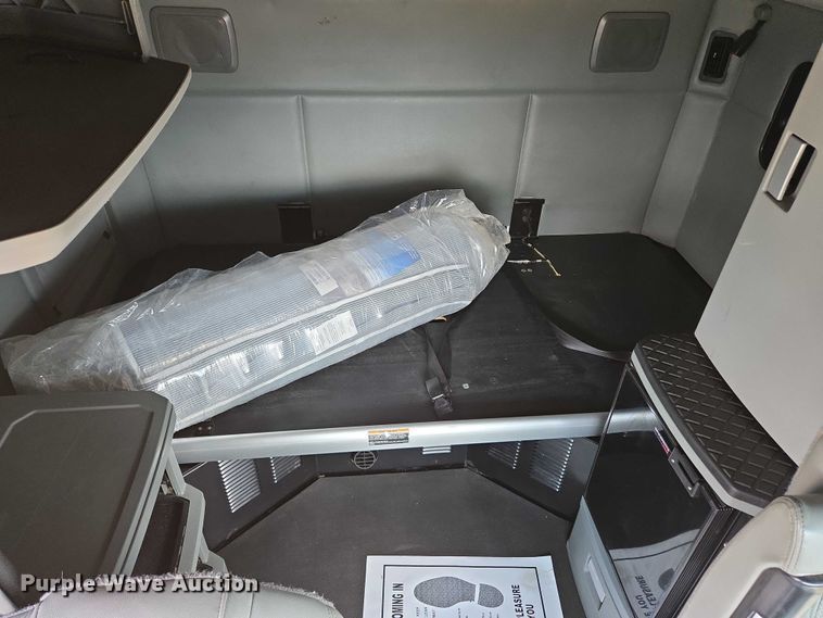 image for item EM7341 2017 Kenworth T680 semi truck