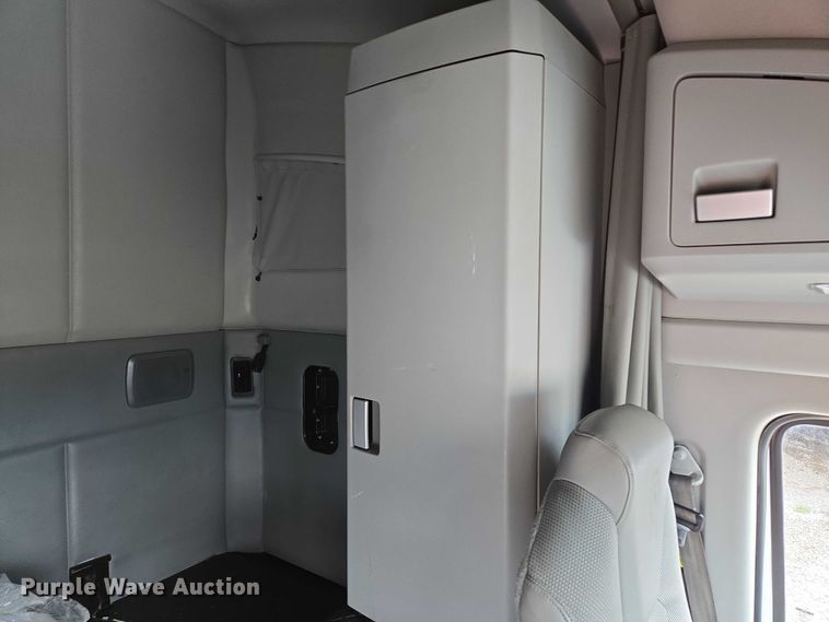 image for item EM7341 2017 Kenworth T680 semi truck