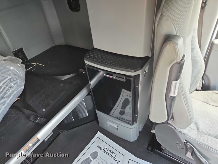 image for item EM7341 2017 Kenworth T680 semi truck