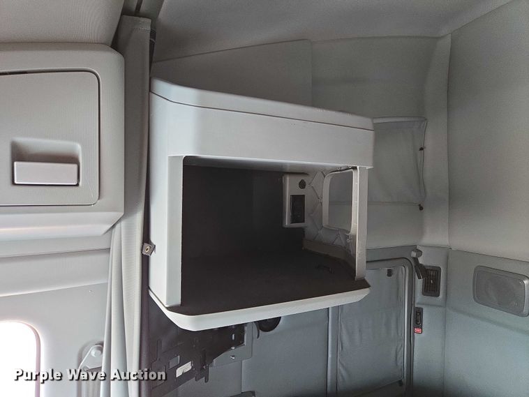 image for item EM7341 2017 Kenworth T680 semi truck