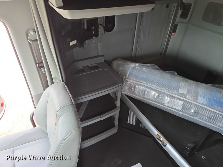 image for item EM7341 2017 Kenworth T680 semi truck