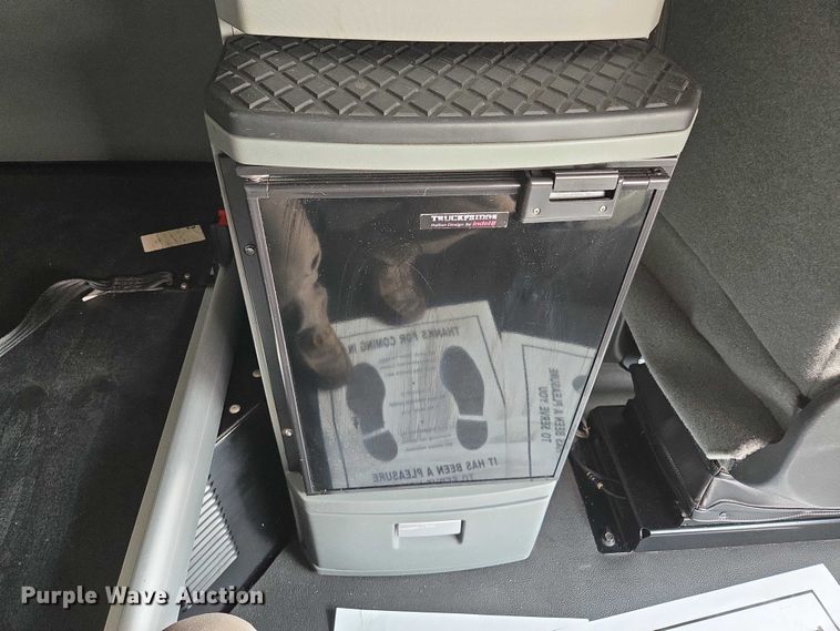 image for item EM7341 2017 Kenworth T680 semi truck