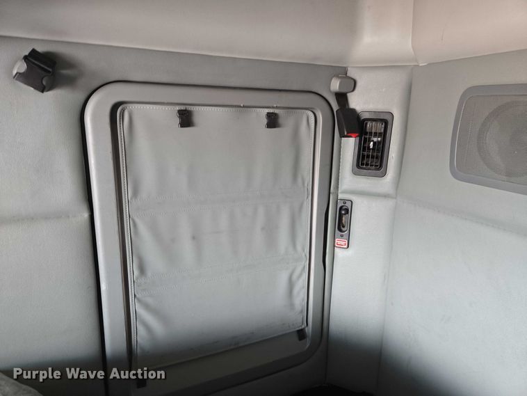 image for item EM7341 2017 Kenworth T680 semi truck