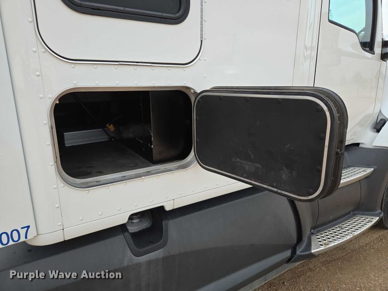 image for item EM7341 2017 Kenworth T680 semi truck