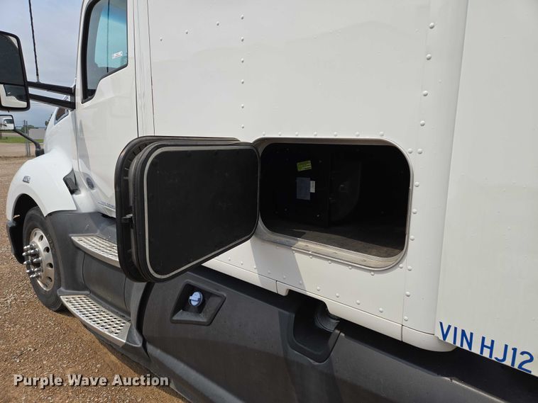 image for item EM7341 2017 Kenworth T680 semi truck