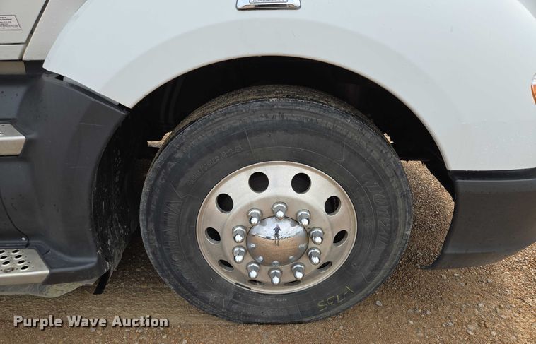 image for item EM7341 2017 Kenworth T680 semi truck