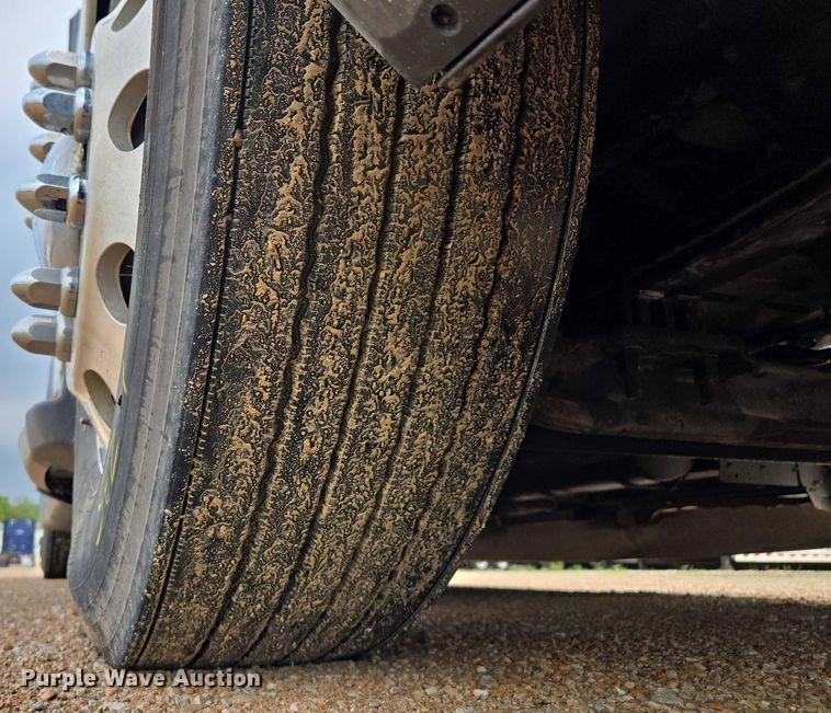 image for item EM7341 2017 Kenworth T680 semi truck