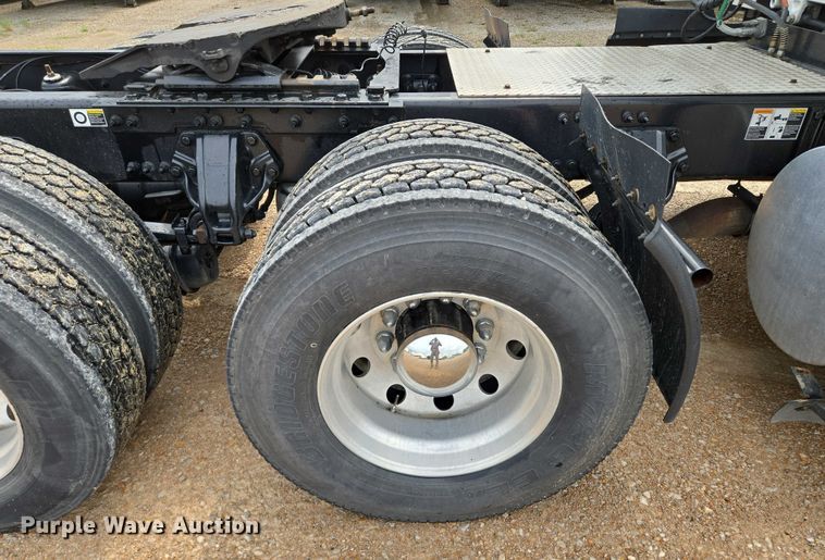 image for item EM7341 2017 Kenworth T680 semi truck