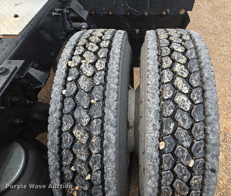 image for item EM7341 2017 Kenworth T680 semi truck