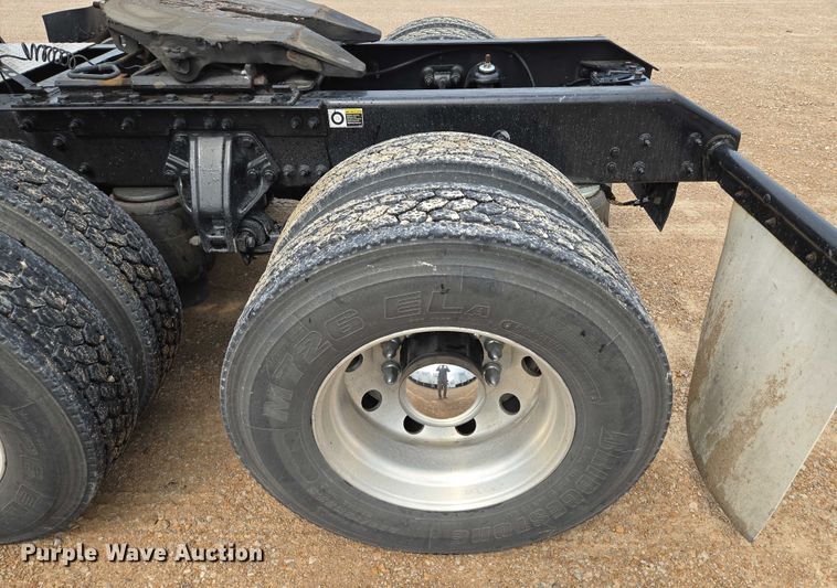 image for item EM7341 2017 Kenworth T680 semi truck