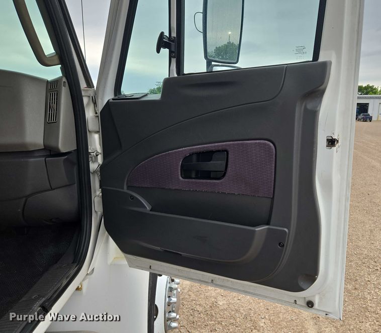 image for item EM7342 2013 International MA035 box truck