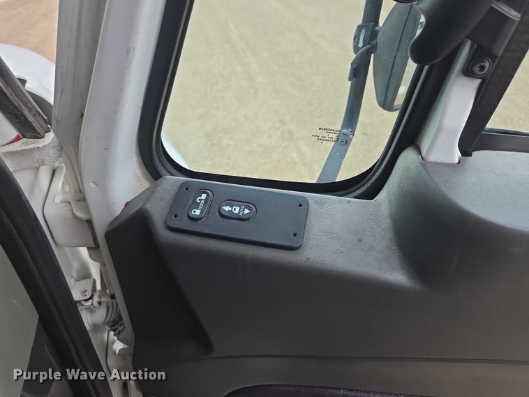 image for item EM7342 2013 International MA035 box truck