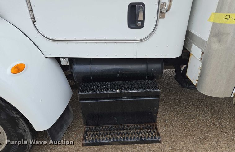 image for item EM7343 2006 Peterbilt 335 box truck