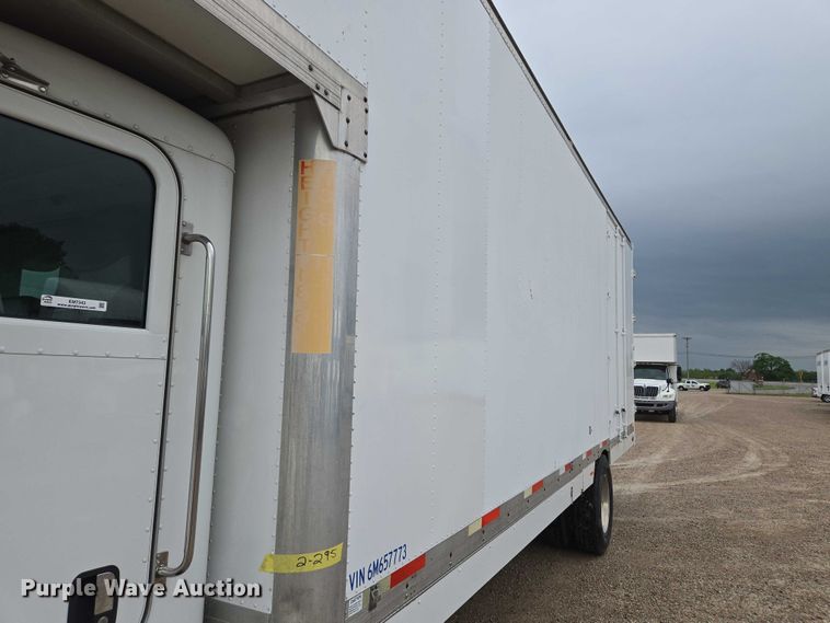 image for item EM7343 2006 Peterbilt 335 box truck