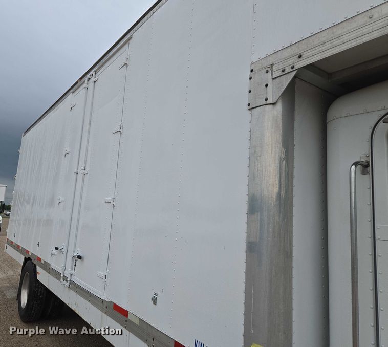 image for item EM7343 2006 Peterbilt 335 box truck