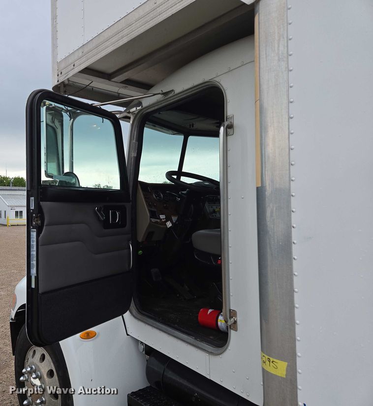 image for item EM7343 2006 Peterbilt 335 box truck