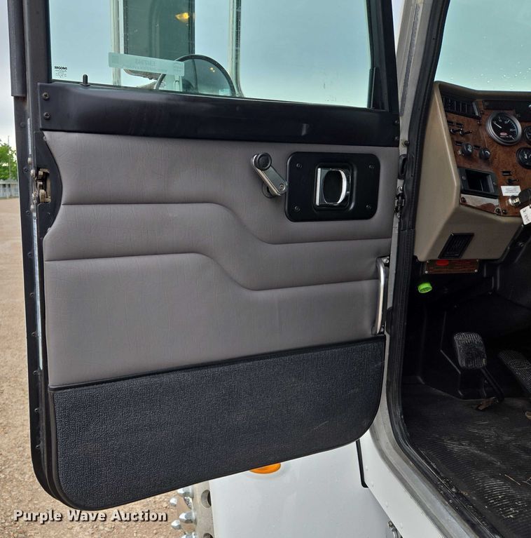 image for item EM7343 2006 Peterbilt 335 box truck