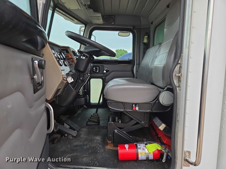 image for item EM7343 2006 Peterbilt 335 box truck