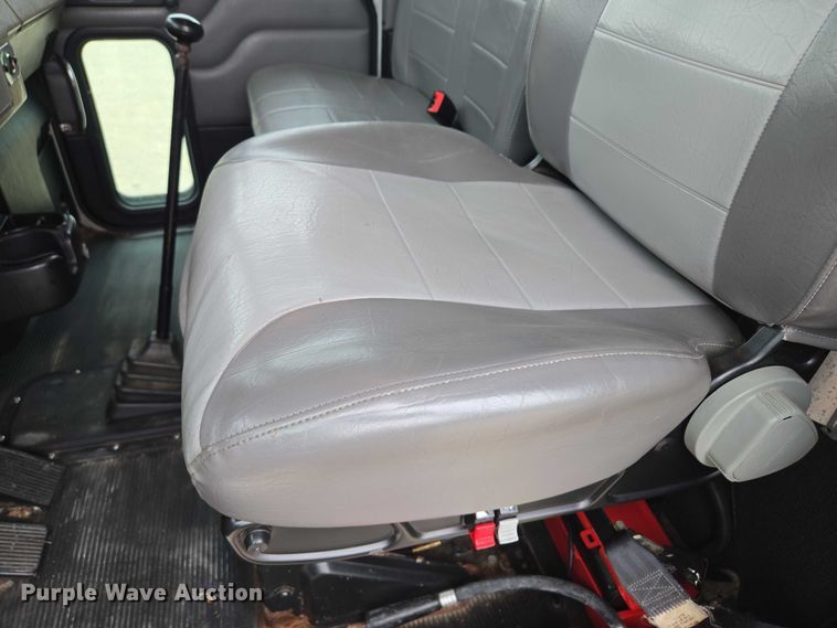 image for item EM7343 2006 Peterbilt 335 box truck