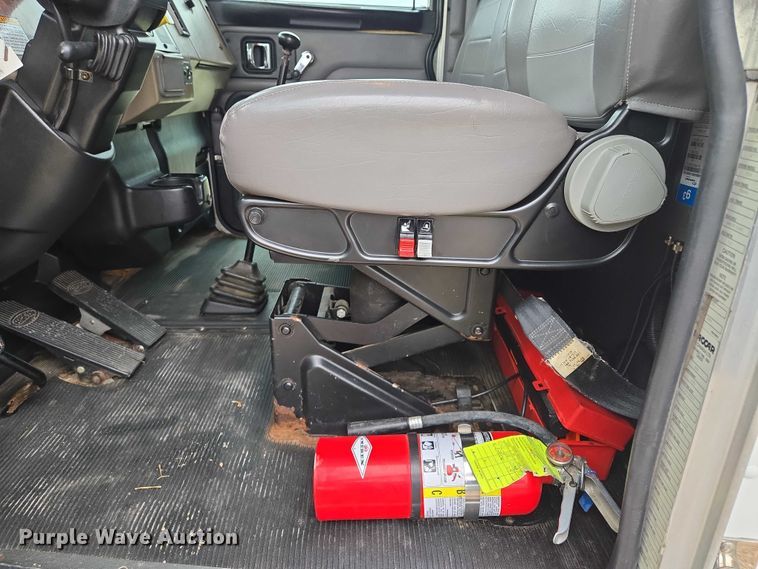 image for item EM7343 2006 Peterbilt 335 box truck