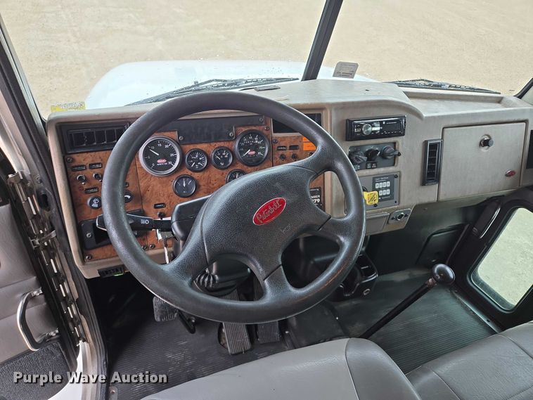 image for item EM7343 2006 Peterbilt 335 box truck