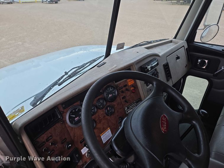 image for item EM7343 2006 Peterbilt 335 box truck